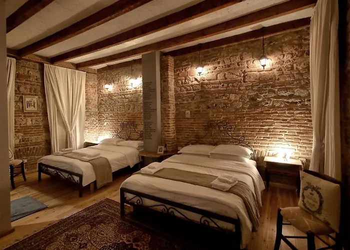 Le Petit Secret, Korce, Albania